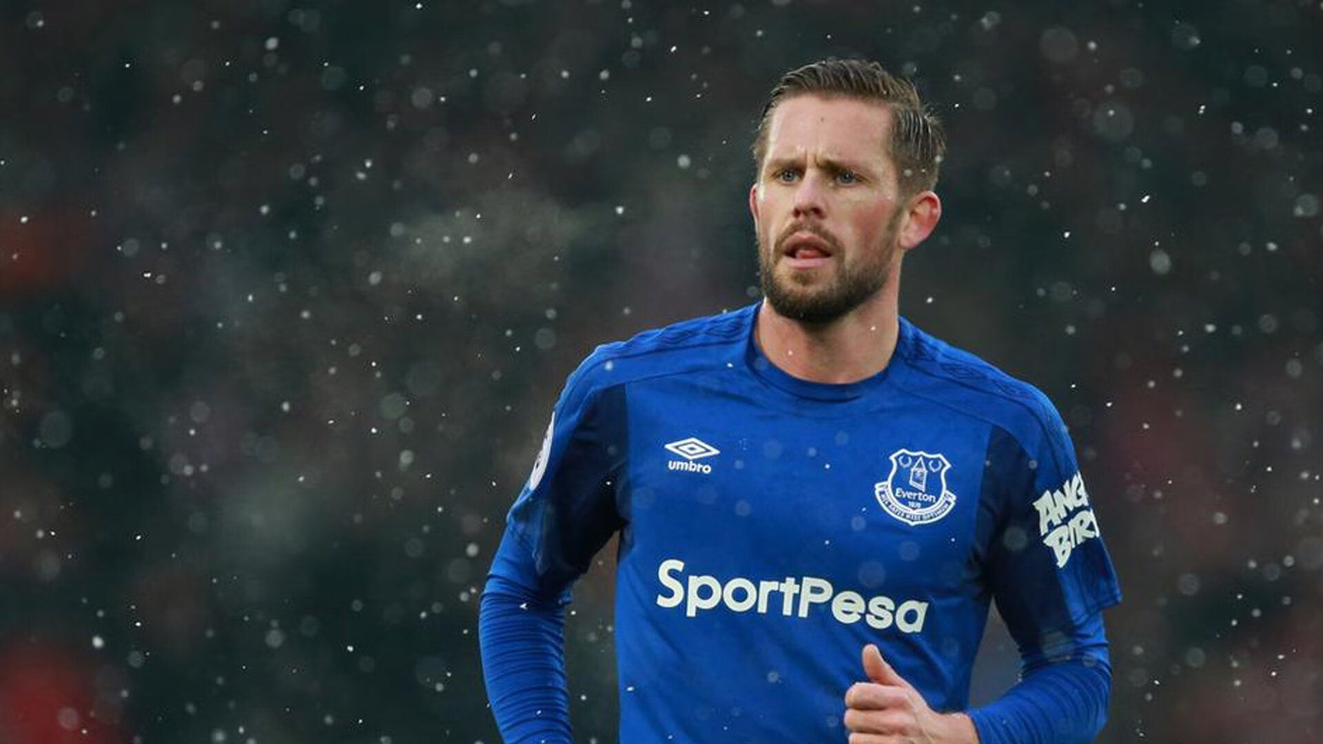 体育评论员观点分歧引发媒体热议与讨论，体育评论员文章的作用