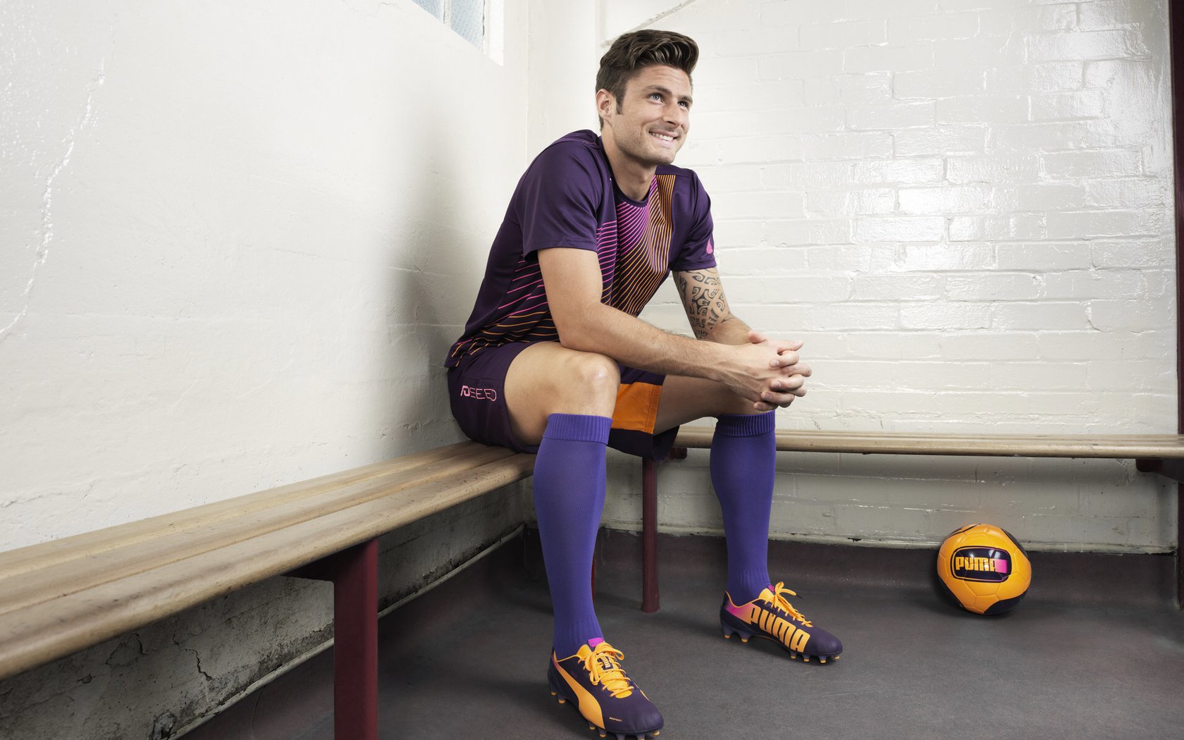 曼联球迷集体请愿，要求立即签下意甲铁卫，曼联why always us